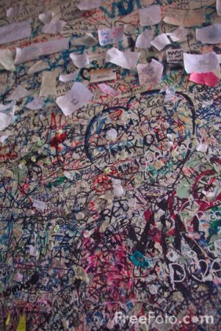 14_14_87---Graffitti-and-Love-messages--Verona--Italy_web.jpg, 404 KB
